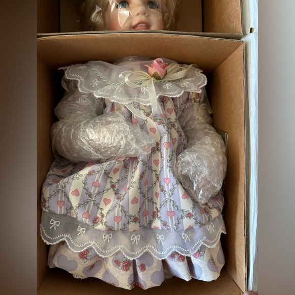 Ashton-Drake Georgetown
Collection Porcelain Doll - Ellie by
Jane Zidjunas - Picture 5 of 12